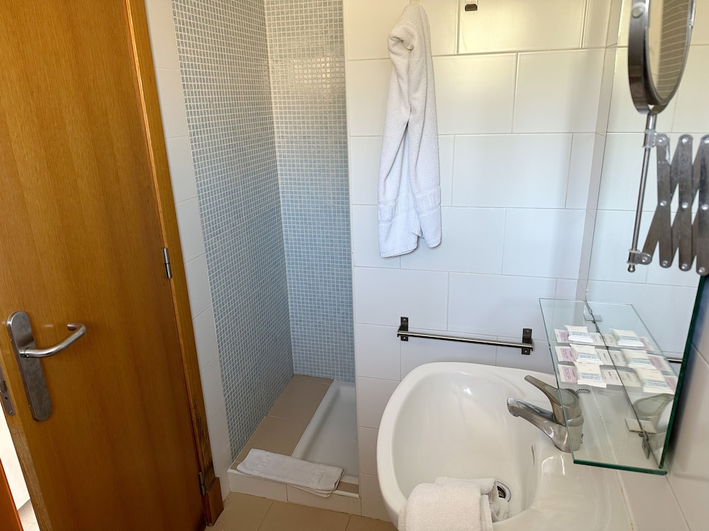 Badkamer met inloopdouche — Hotel Selva Arenal