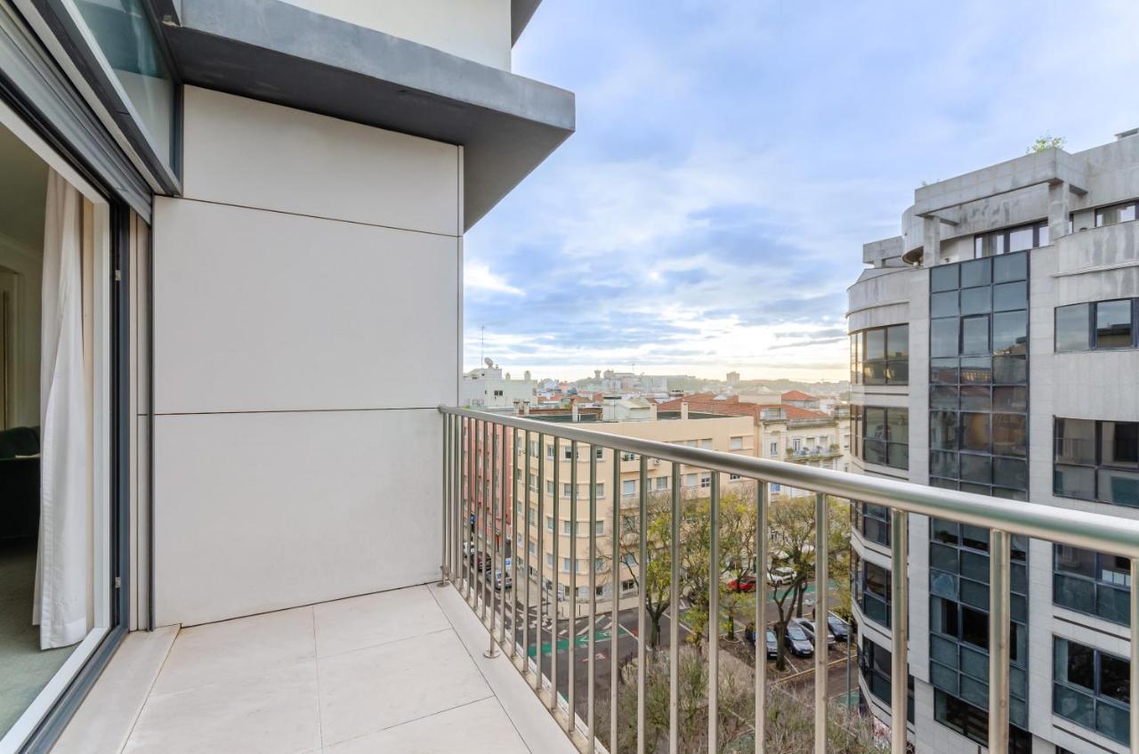 een balkon met uitzicht op een stad bij Olissippo Saldanha in Lissabon