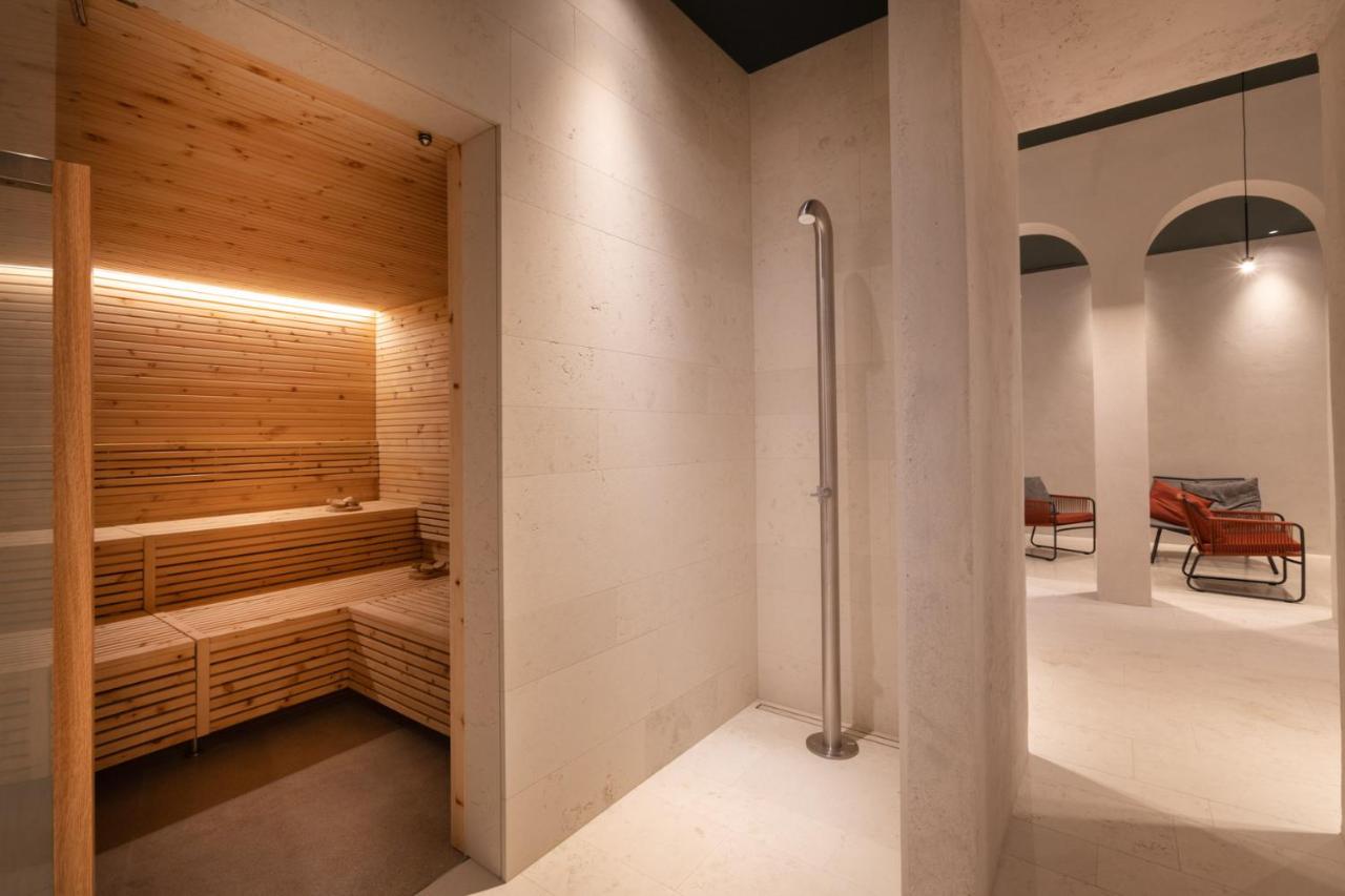 een kamer met een sauna met houten wanden bij Regina Adelaide Hotel & SPA in Garda