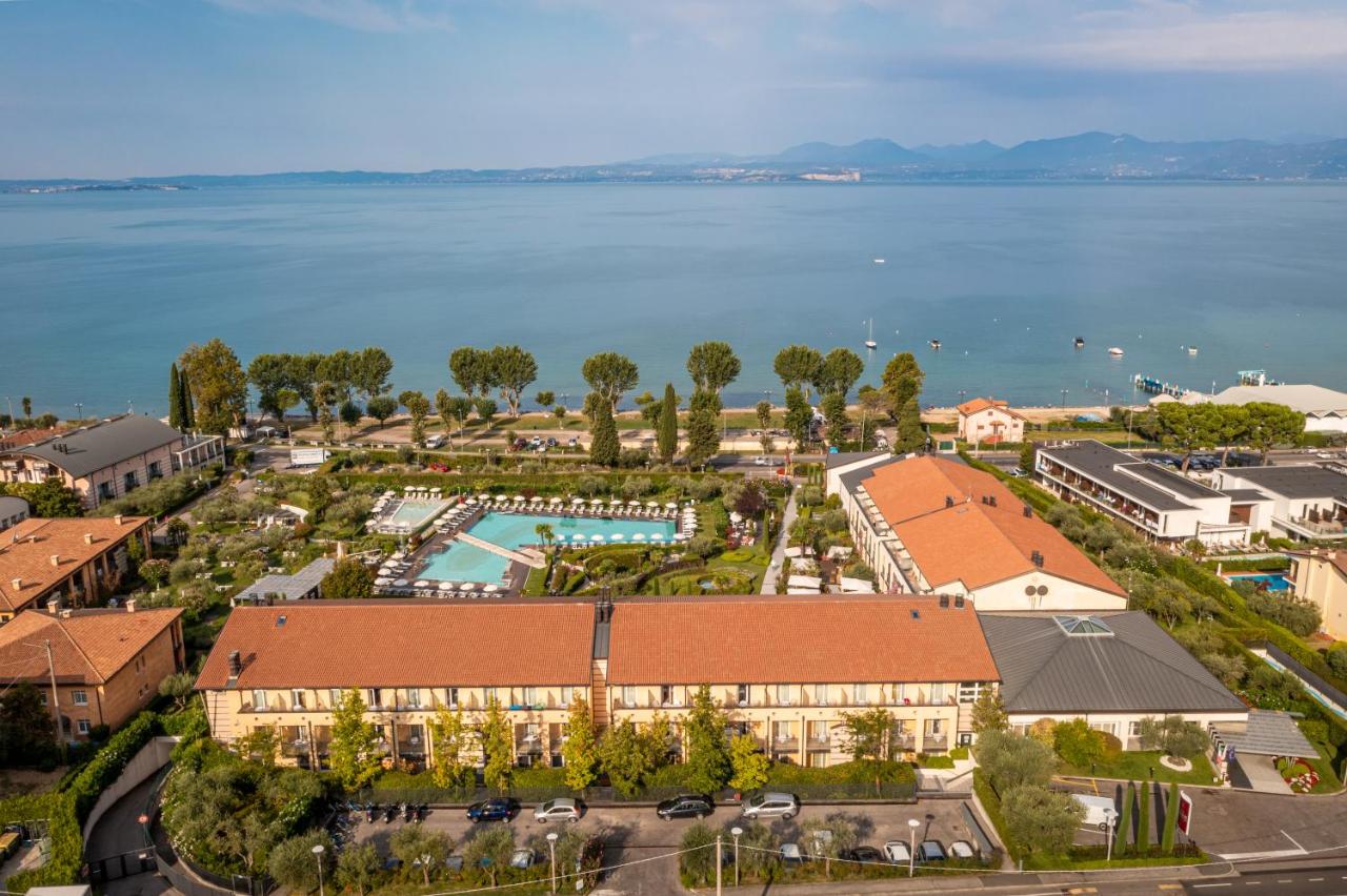 Een luchtfoto van een resort met een zwembad. bij Hotel Caesius Thermae & Spa Resort in Bardolino +88 foto's