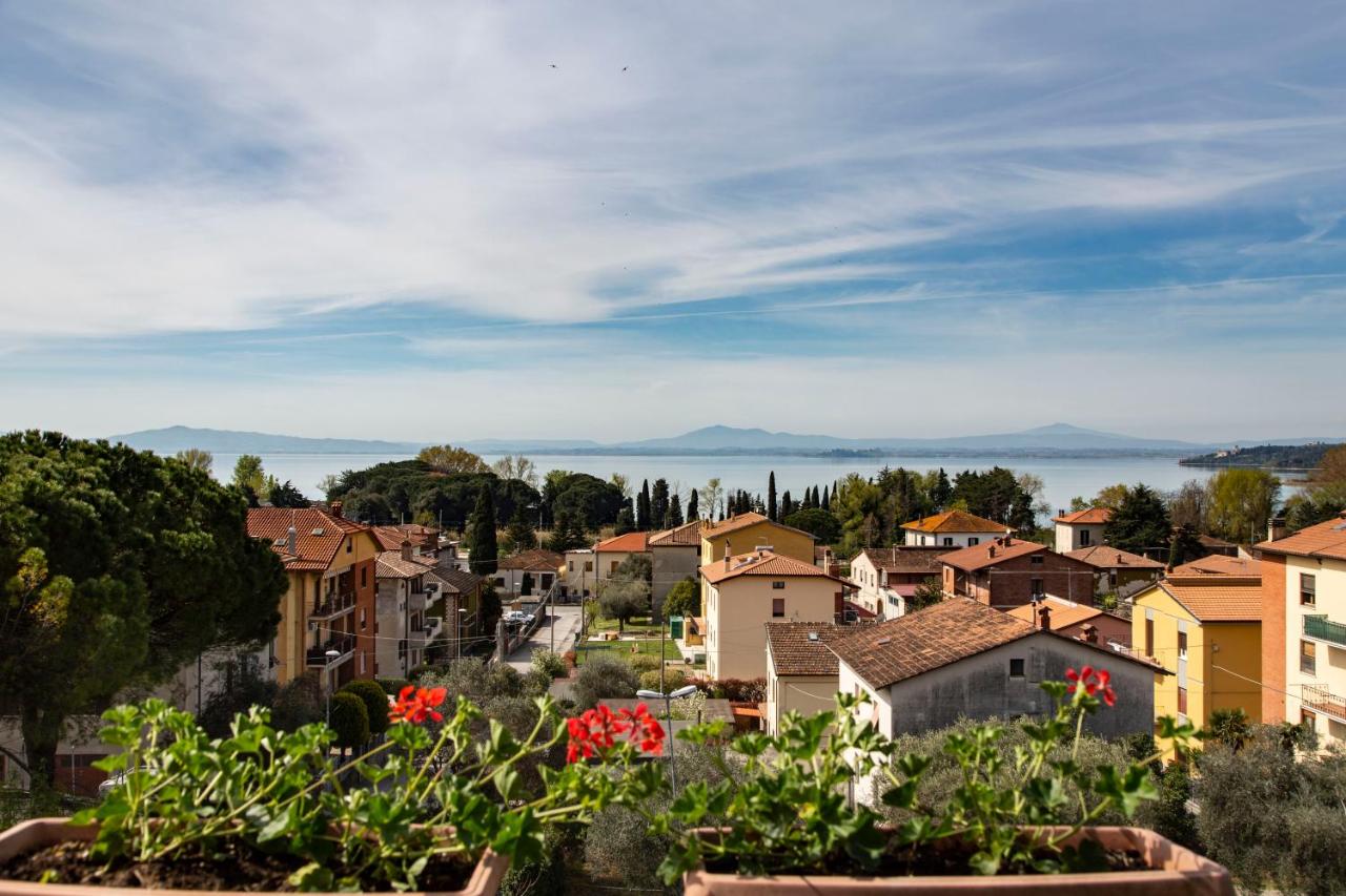 een uitzicht op een stad met bloemen in potten bij Hotel Villa Paradiso in Passignano sul Trasimeno