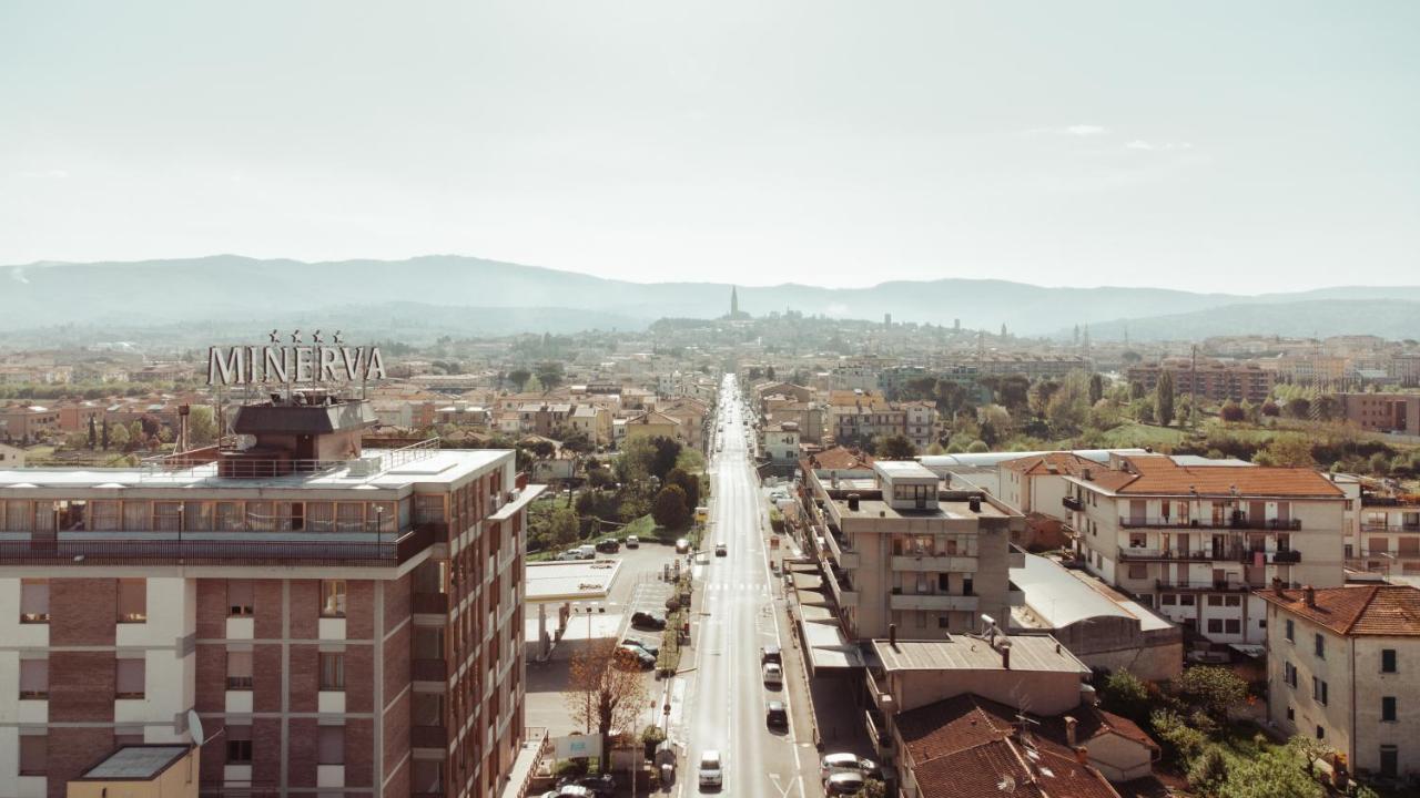 Een luchtfoto van een stad met gebouwen en een straat. bij Hotel Minerva in Arezzo +104 foto's