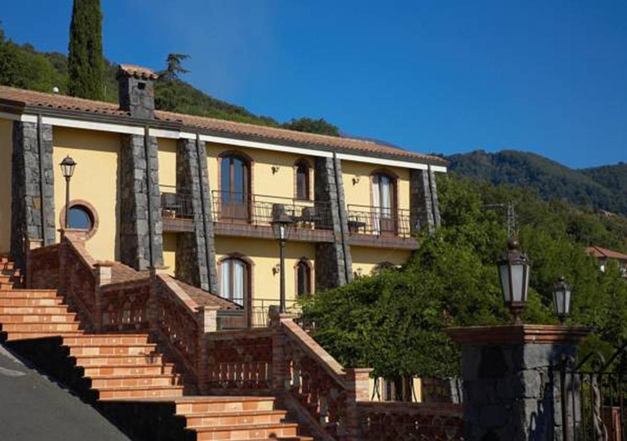 een groot huis met een trap ervoor. bij Airone Wellness Hotel in Zafferana Etnea
