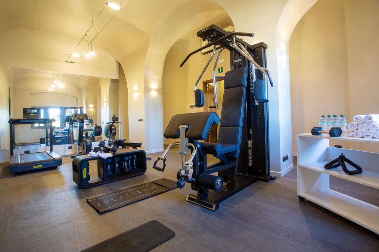 een sportschool met cardioapparatuur in een kamer bij Airone Wellness Hotel in Zafferana Etnea