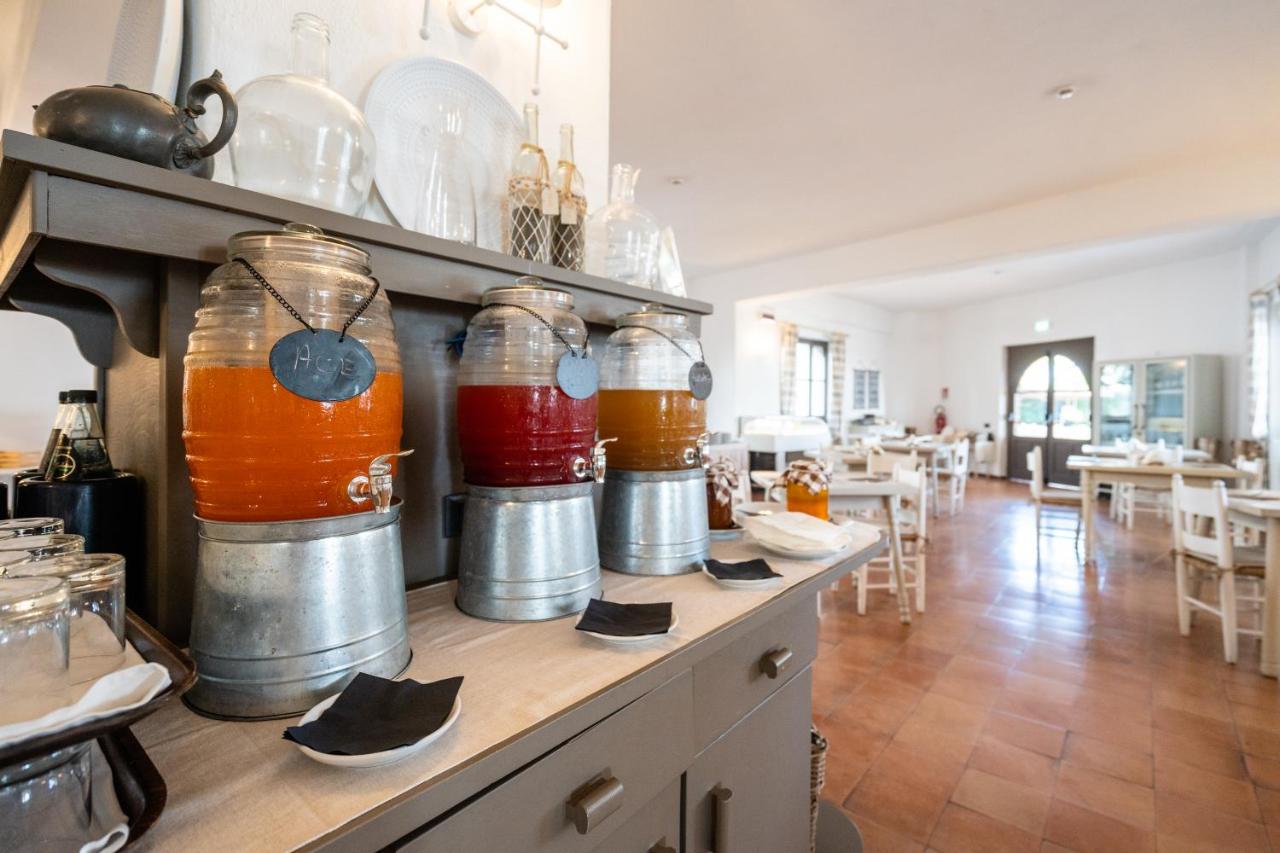 een kamer met een toonbank waarop verschillende flessen sap staan bij La Sciara Resort Hotel in Stromboli