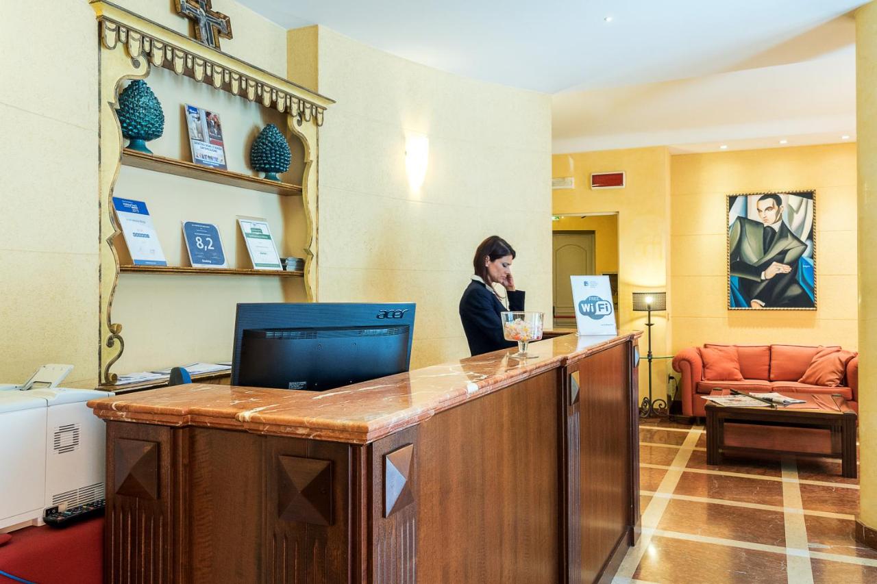 een vrouw die aan de bar staat in een wachtkamer bij Hotel Vecchio Borgo in Palermo