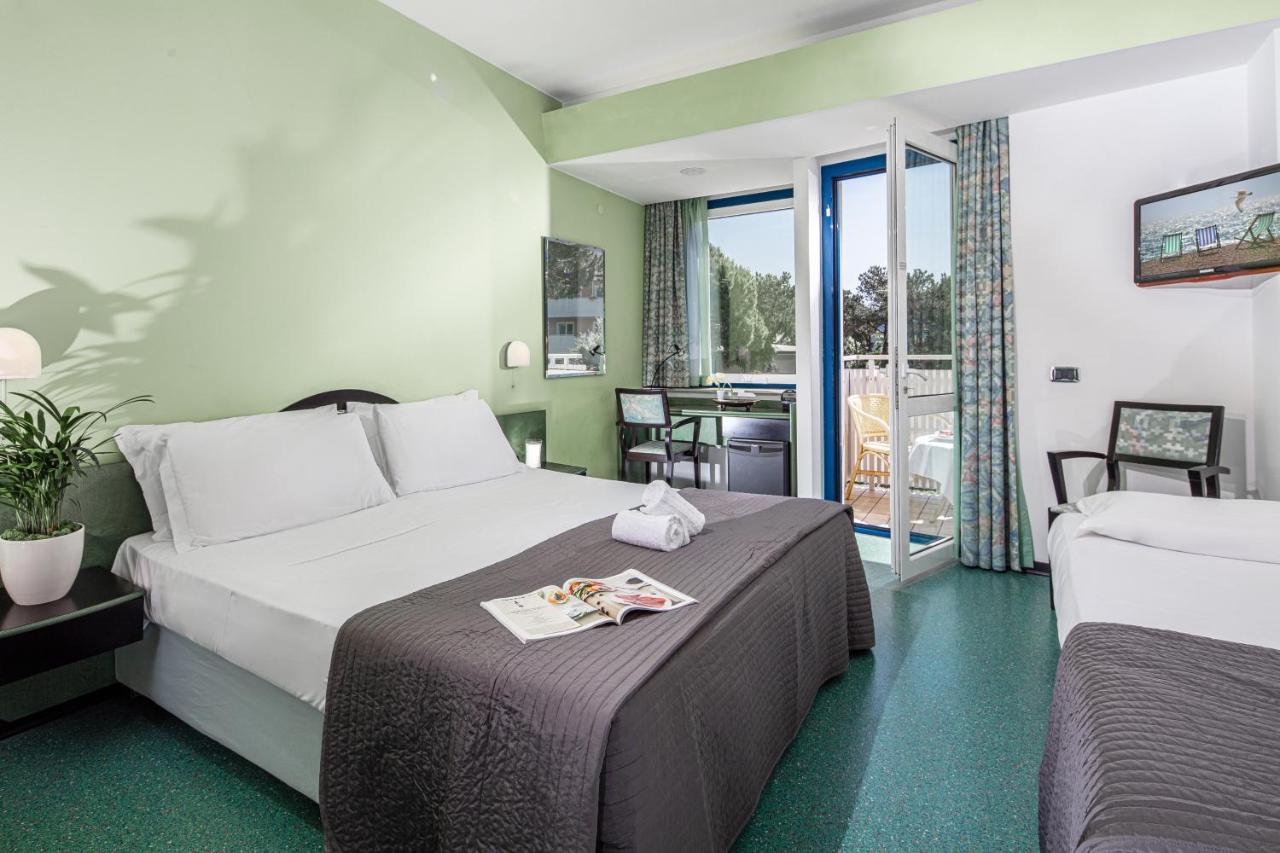 een hotelkamer met een bed en een balkon bij Hotel Medusa Splendid in Lignano Sabbiadoro +64 foto's