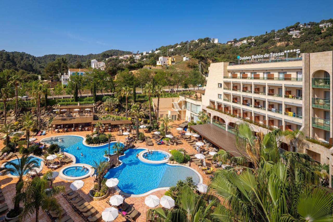 Een luchtfoto van een resort met twee zwembaden. bij Golden Bahía de Tossa & Spa 4* Sup. in Tossa de Mar