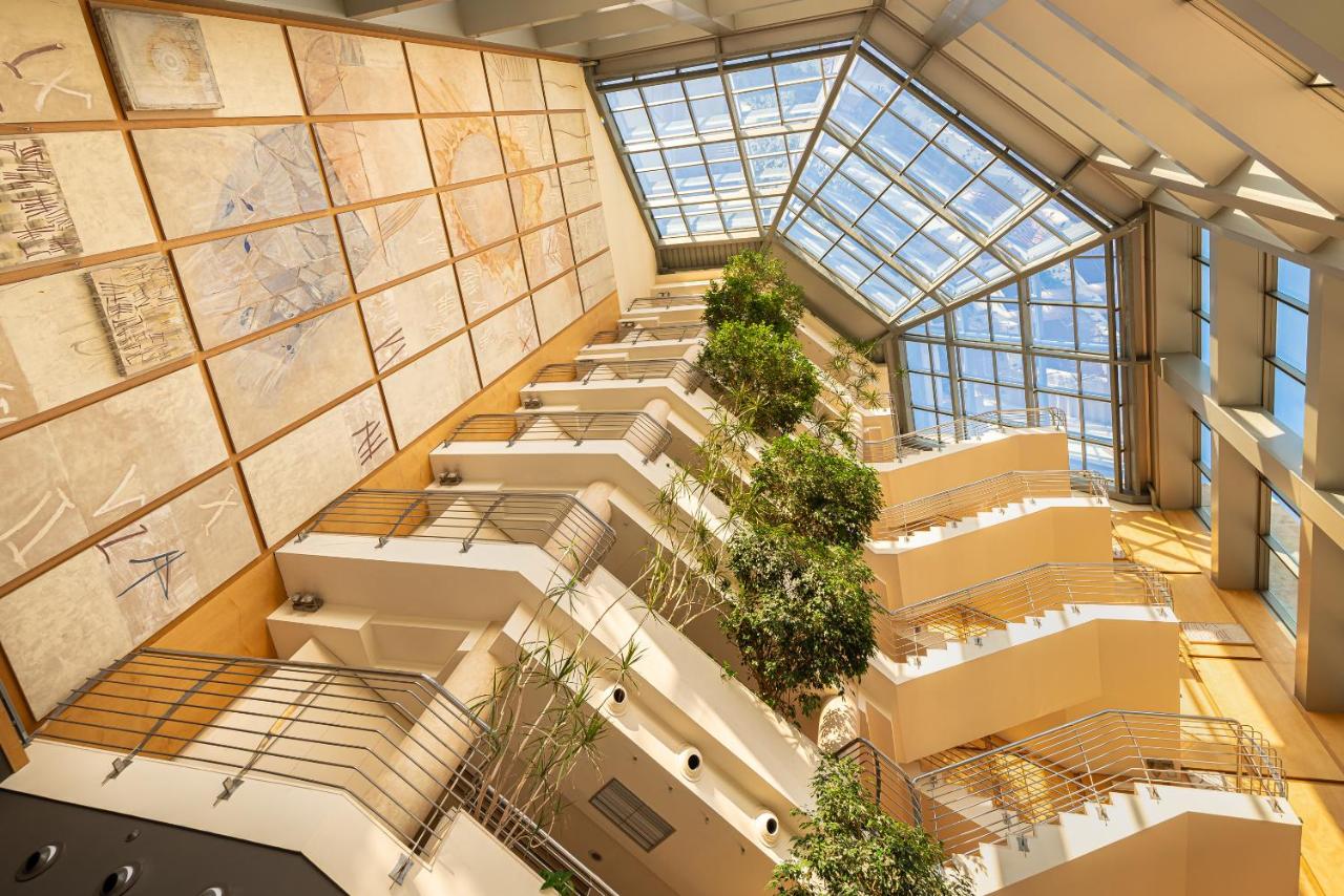 Een bovenaanzicht van een gebouw met een glazen plafond. bij Golden Bahía de Tossa & Spa 4* Sup. in Tossa de Mar