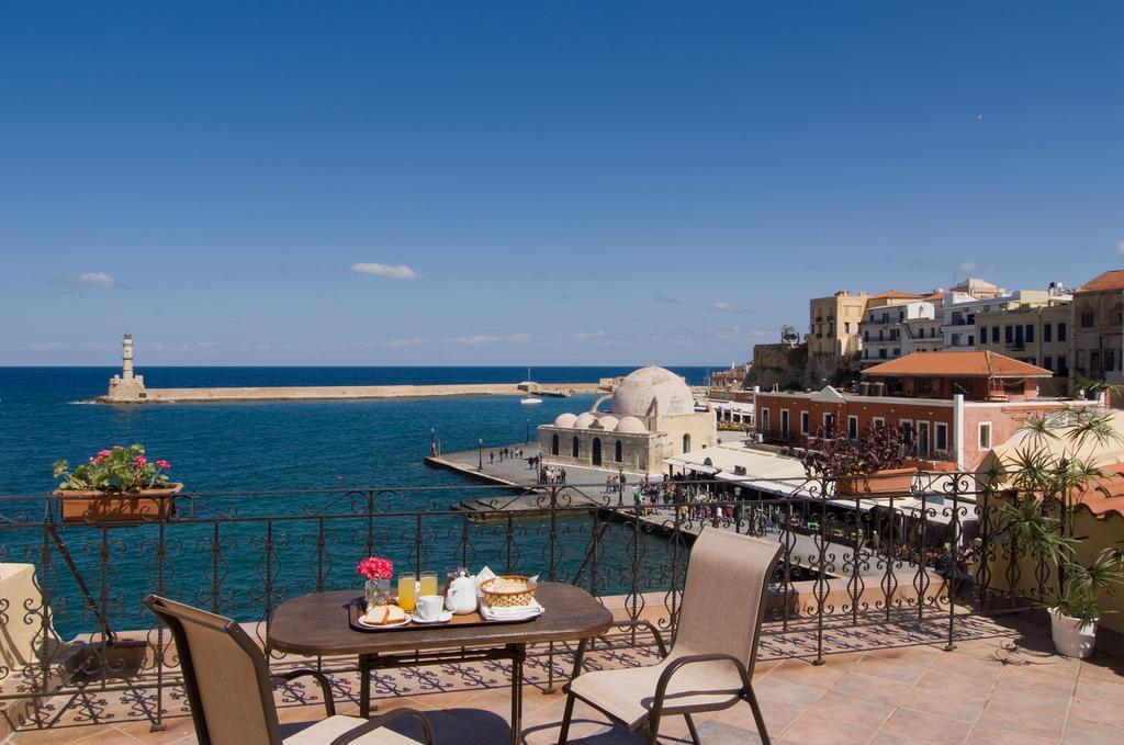 Zeezicht vanaf het balkon — Belmondo Hotel & Suites