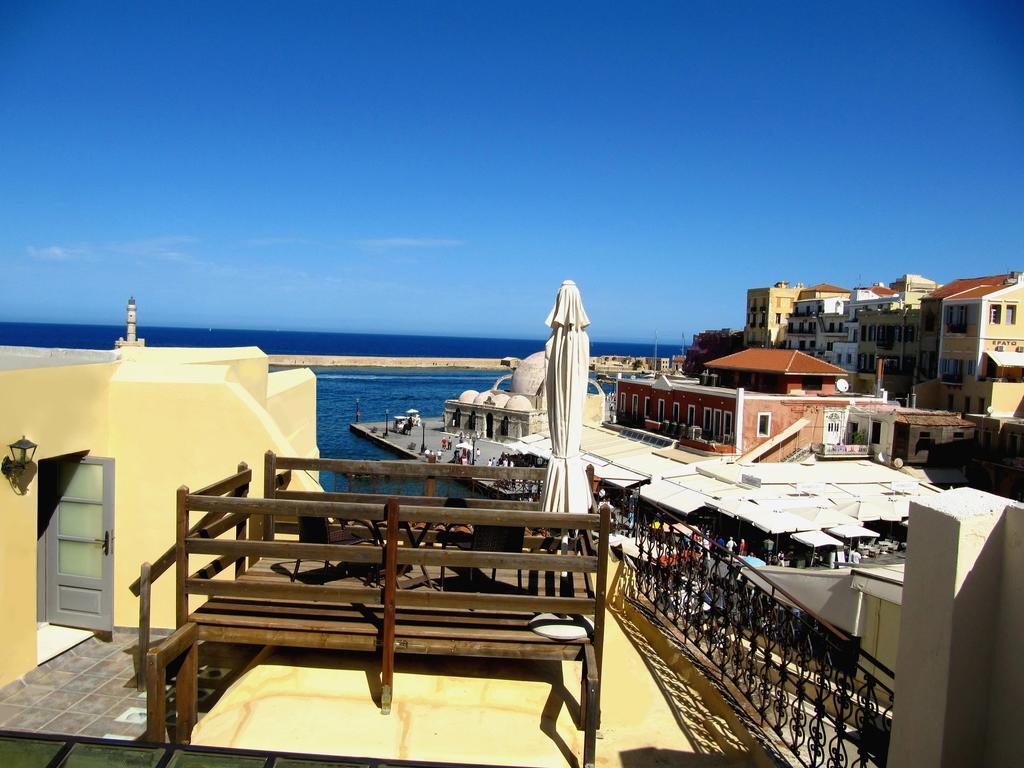 Zeezicht vanaf het balkon — Belmondo Hotel & Suites