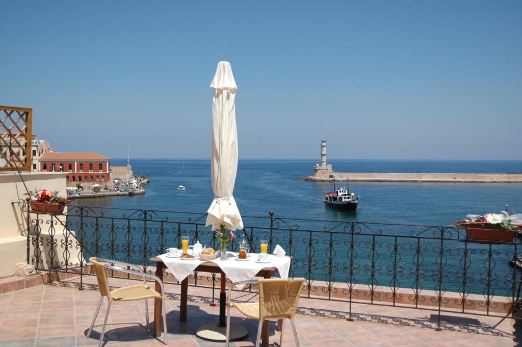 Zeezicht vanaf het balkon — Belmondo Hotel & Suites