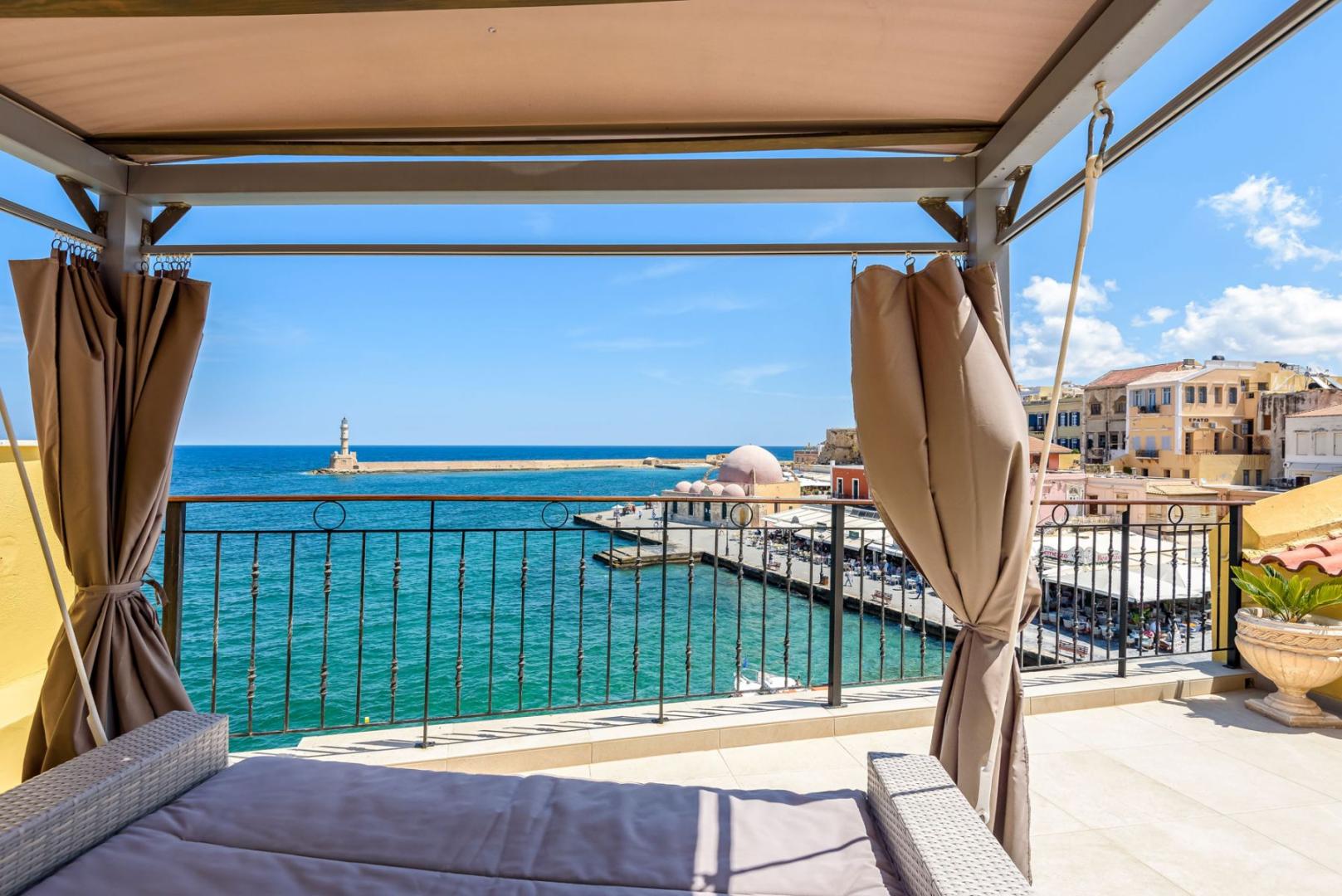 Zeezicht vanaf het balkon — Belmondo Hotel & Suites