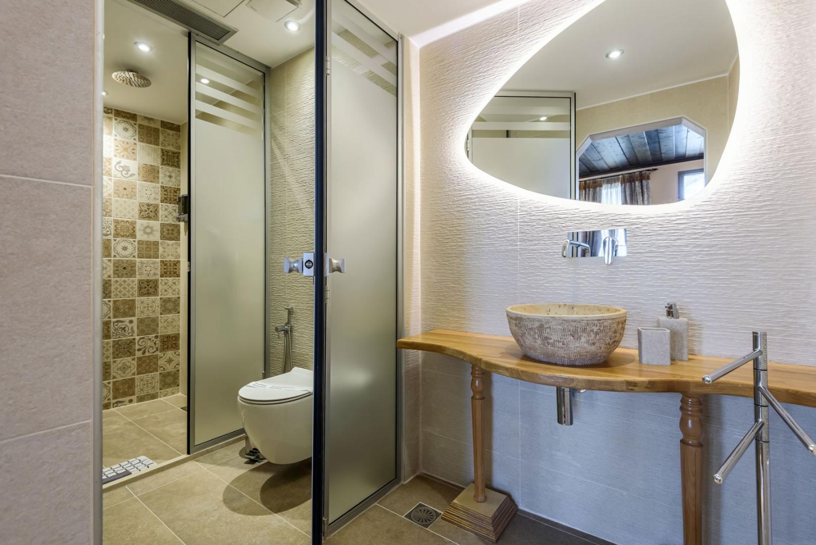 Badkamer met inloopdouche — Belmondo Hotel & Suites