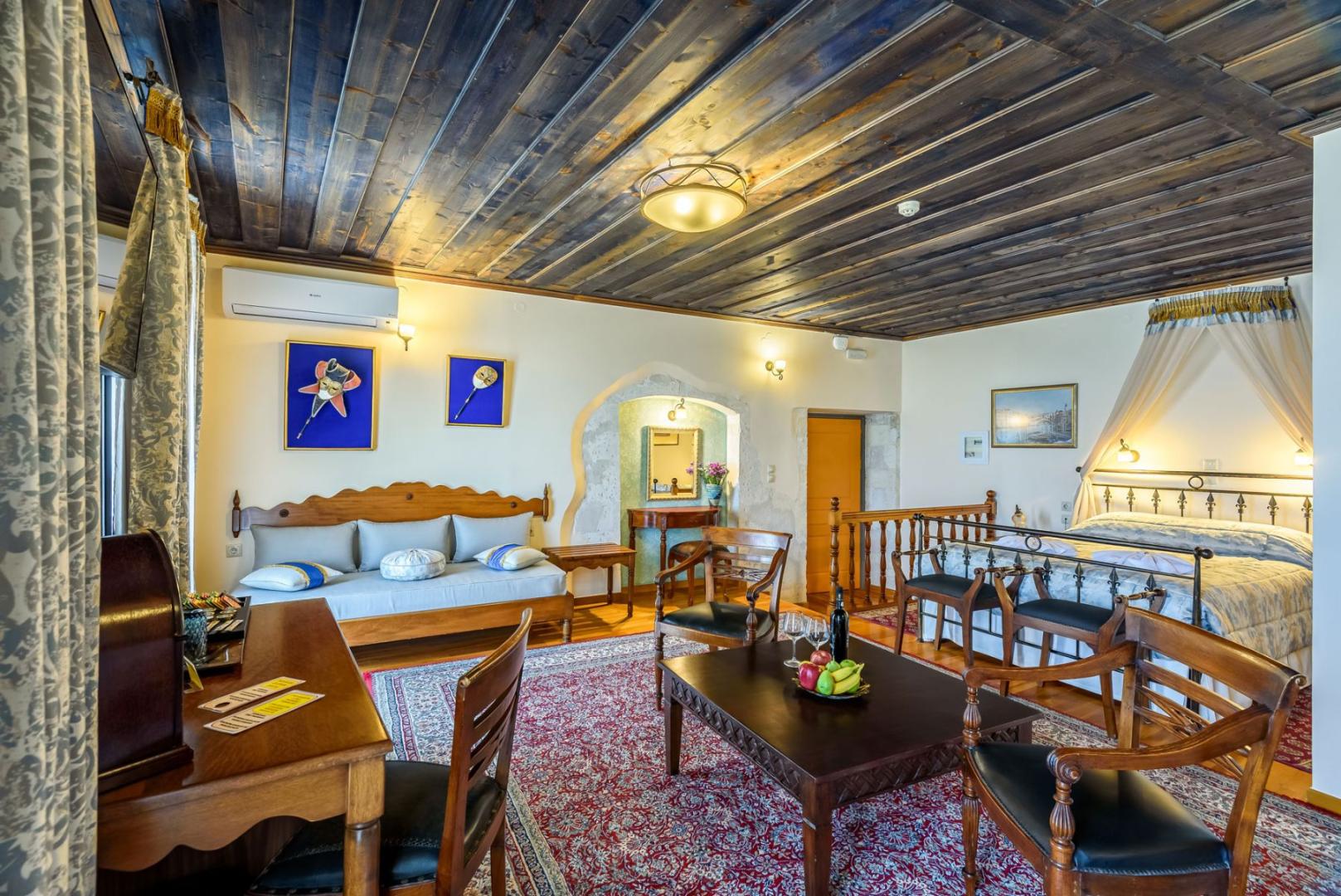 Restaurant met gedekte tafels — Belmondo Hotel & Suites