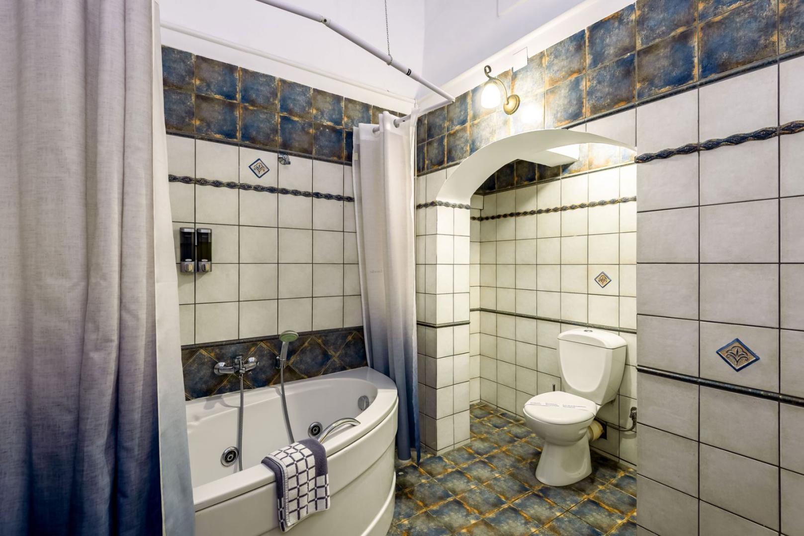 Badkamer met inloopdouche — Belmondo Hotel & Suites
