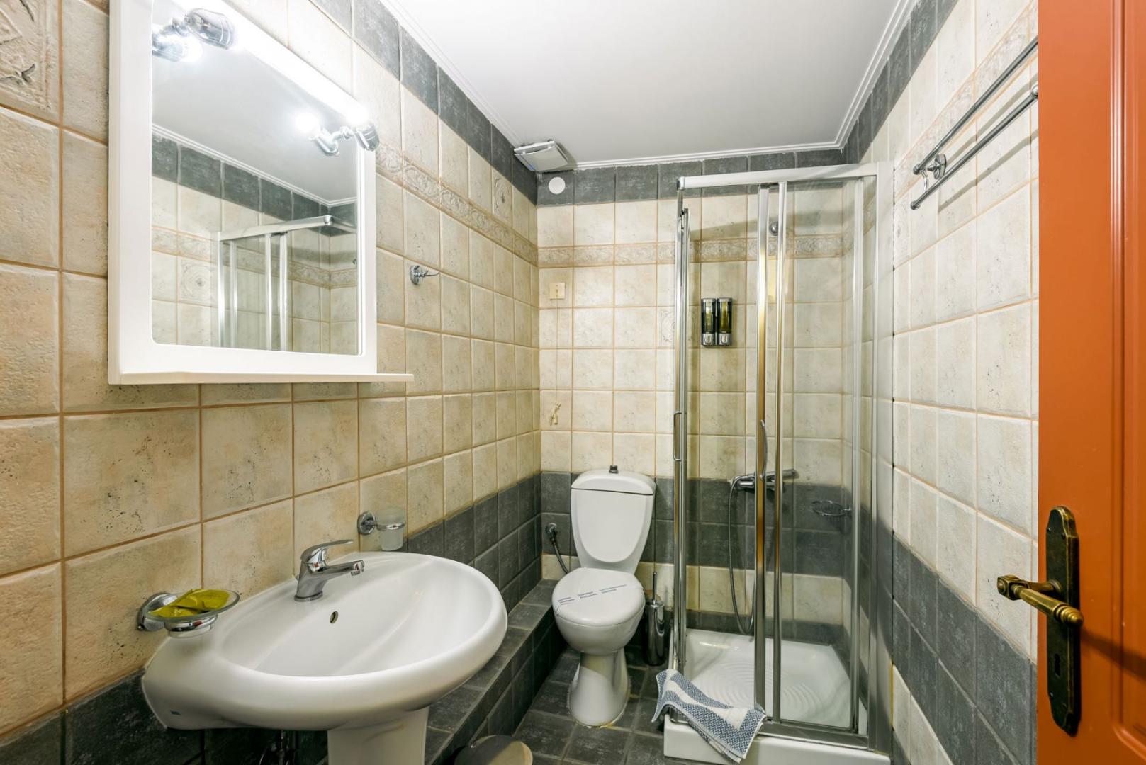 Badkamer met inloopdouche — Belmondo Hotel & Suites