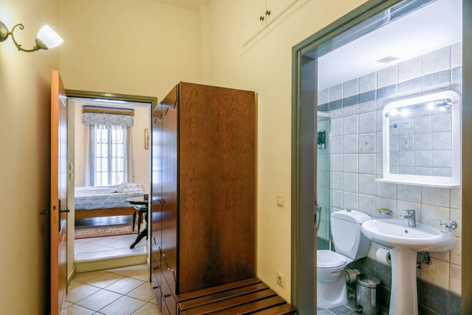 Badkamer met inloopdouche — Belmondo Hotel & Suites