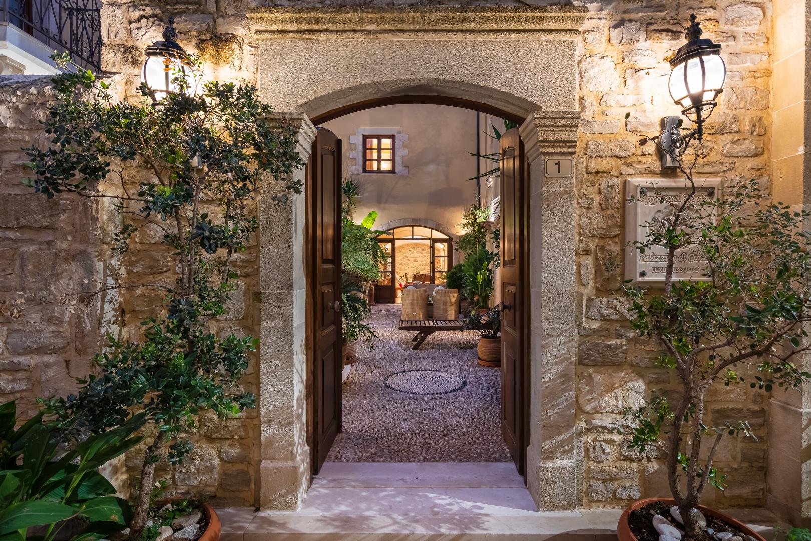 Mediterraans hotelgebouw — Palazzino di Corina