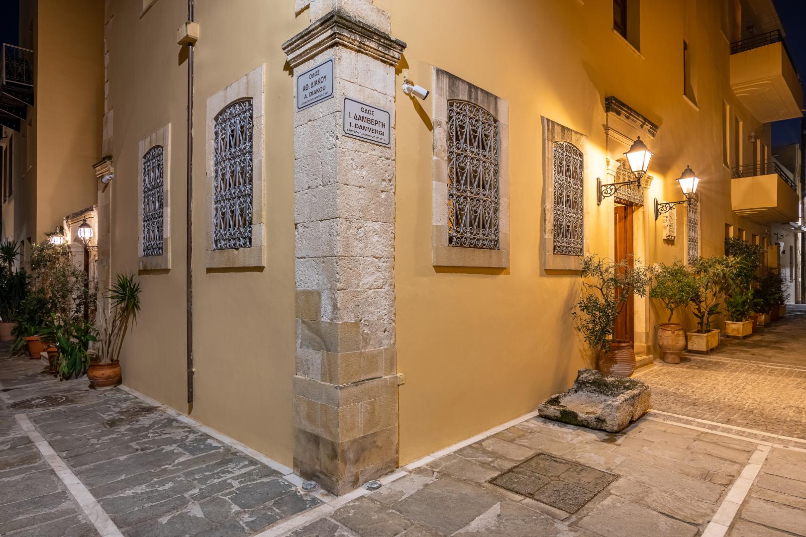 Mediterraans hotelgebouw — Palazzino di Corina