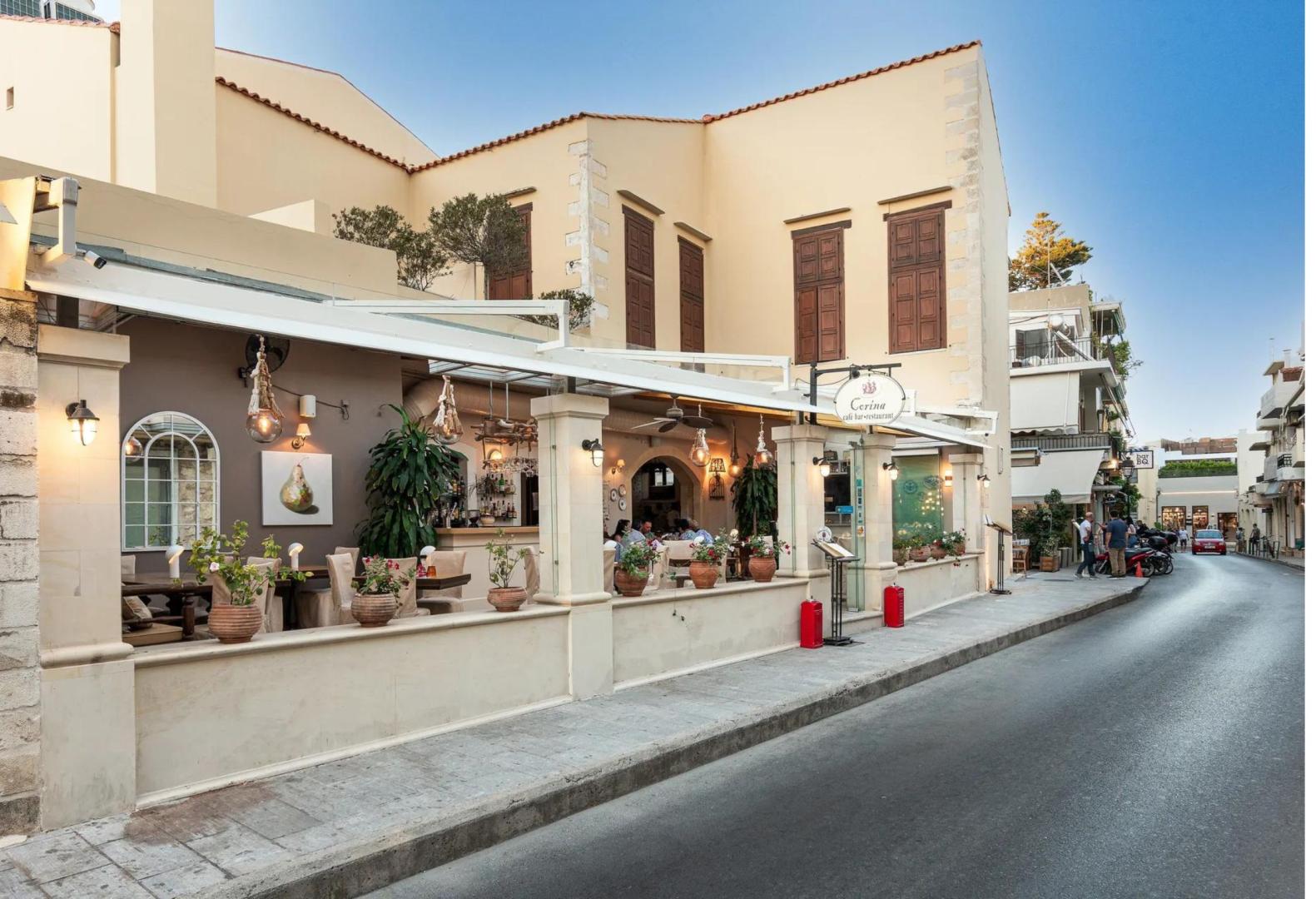 Mediterraans hotelgebouw — Palazzino di Corina