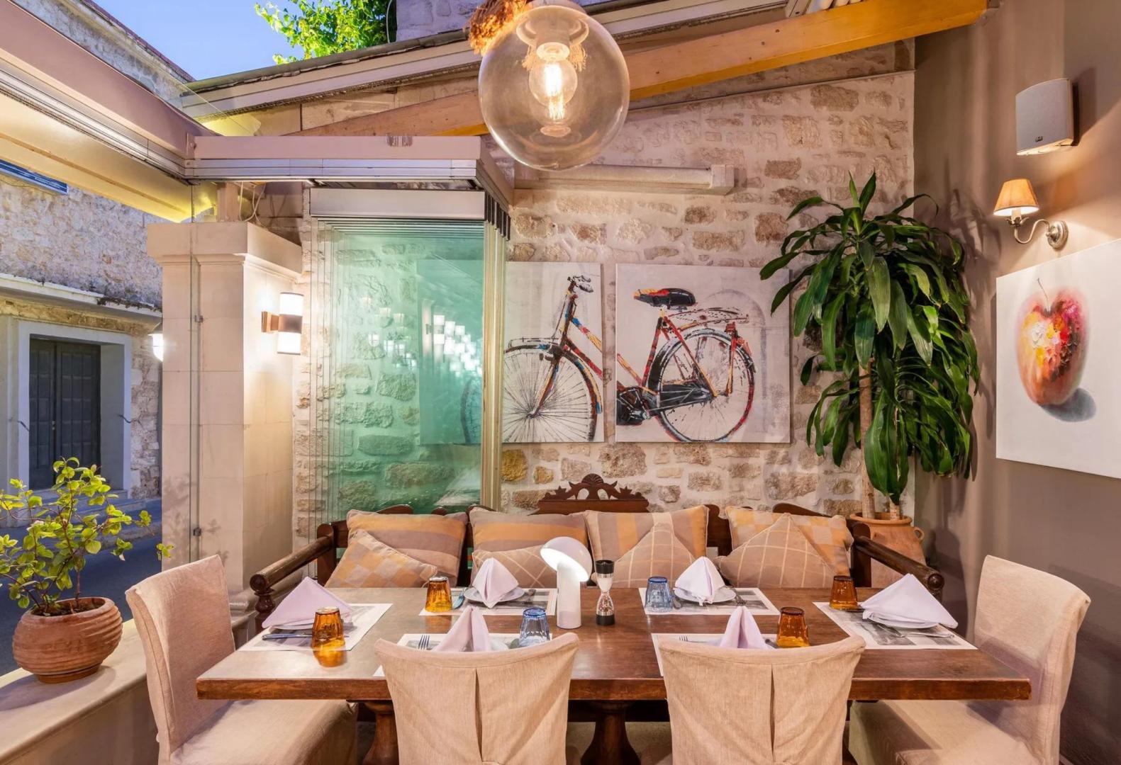 Restaurantterras buiten — Palazzino di Corina