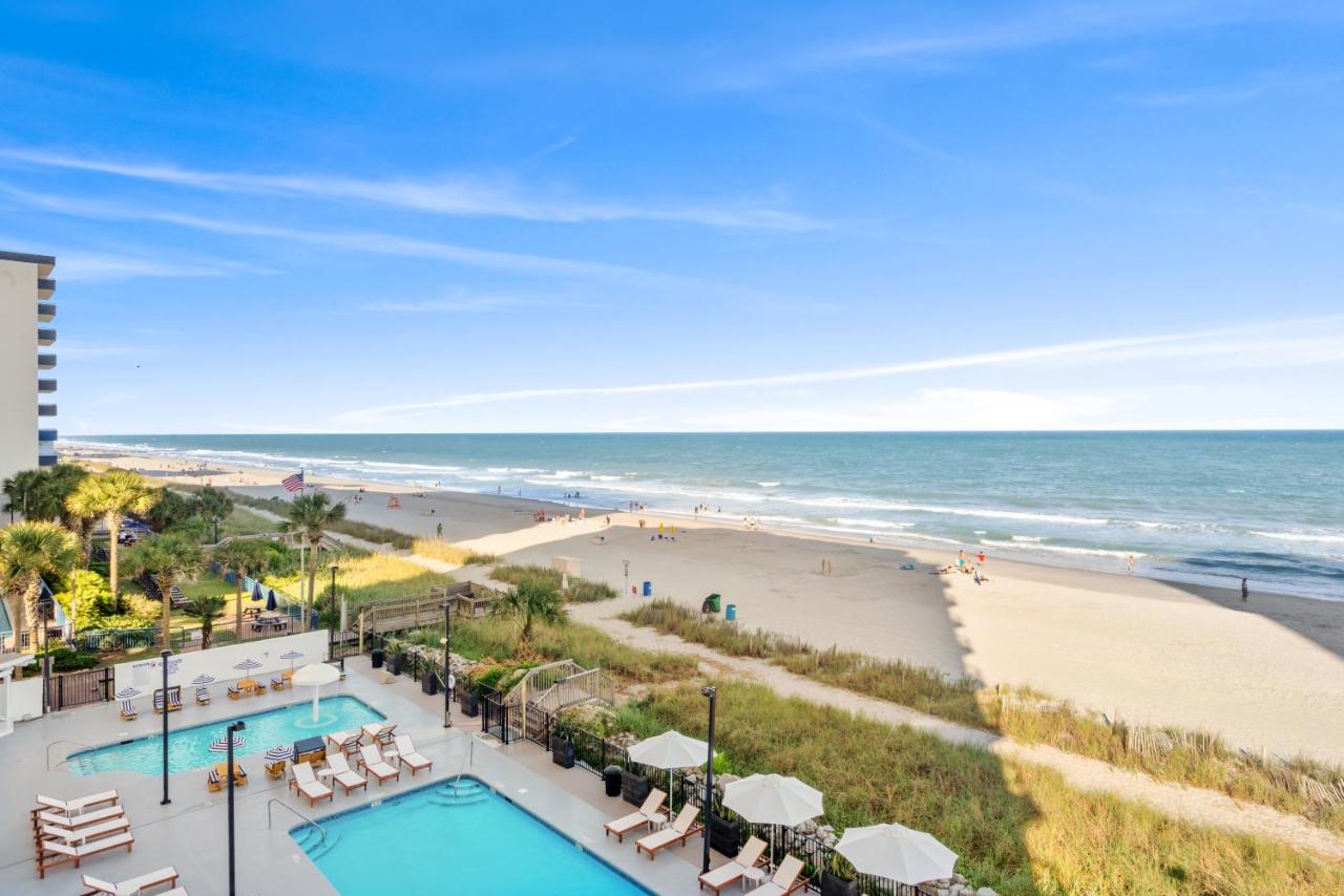 een uitzicht op het strand vanaf het balkon van een resort bij Grande Beach Resort in Myrtle Beach