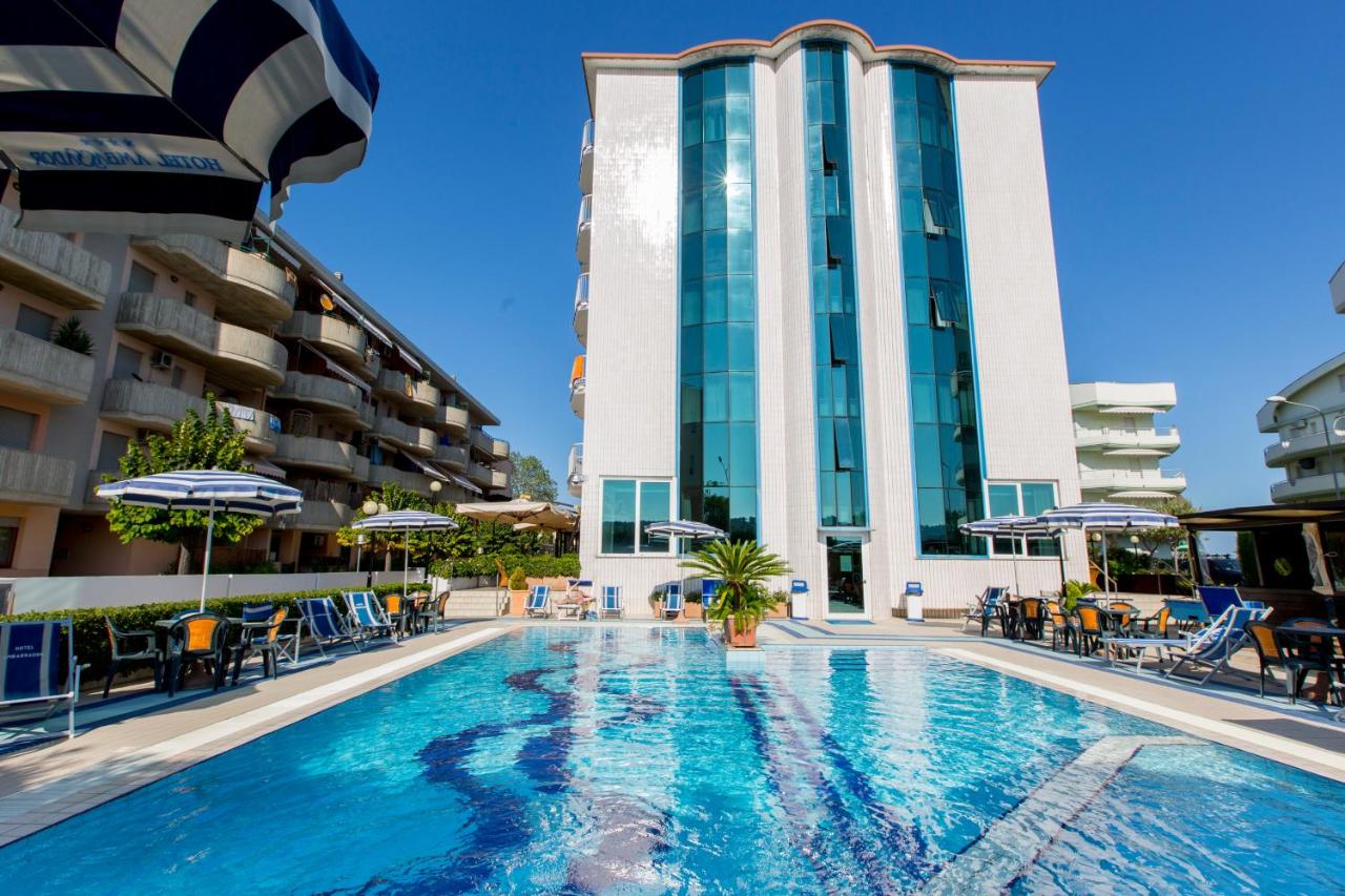 een zwembad voor een hotel bij Hotel Ambassador in Tortoreto Lido