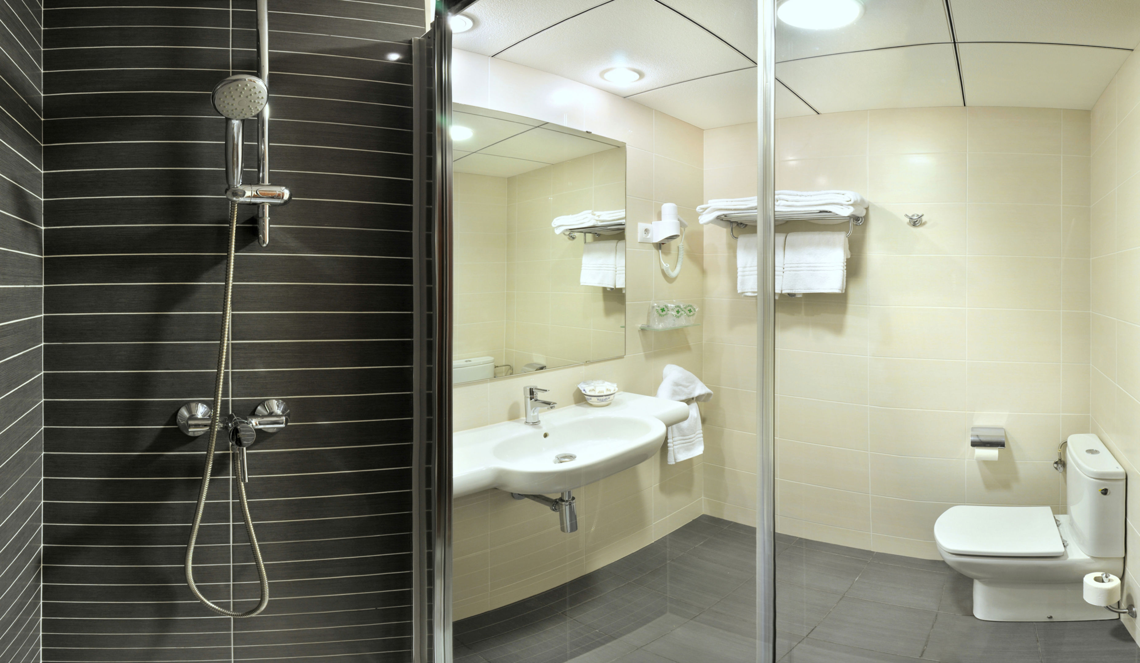 4R Playa Park image 3