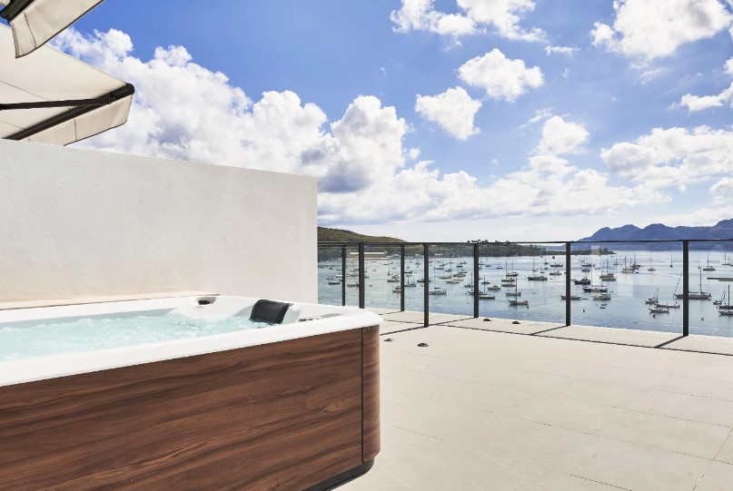 Penthouse with tub