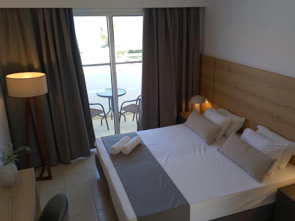 Pylea Beach Hotel image 1