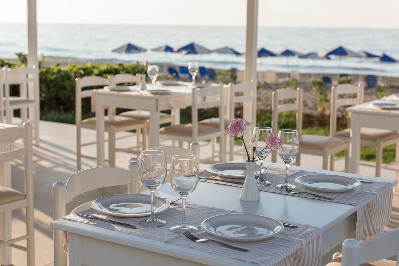 Restaurantterras buiten — Iperion Beach Hotel