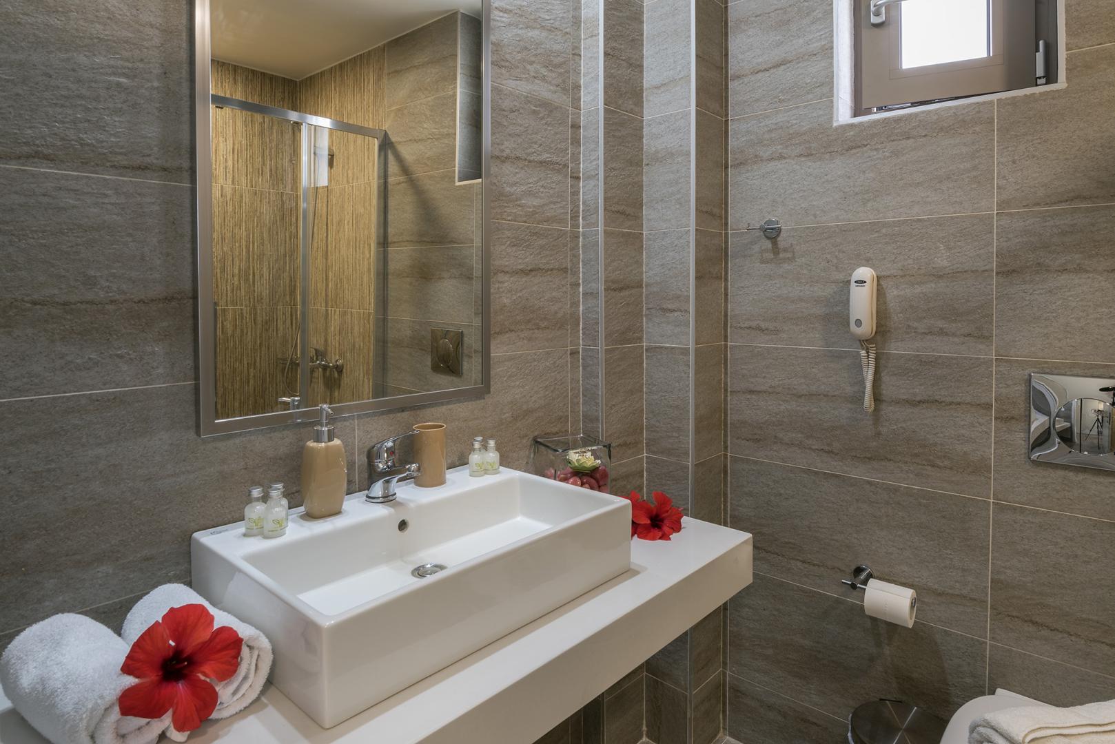 Badkamer met inloopdouche — Iperion Beach Hotel