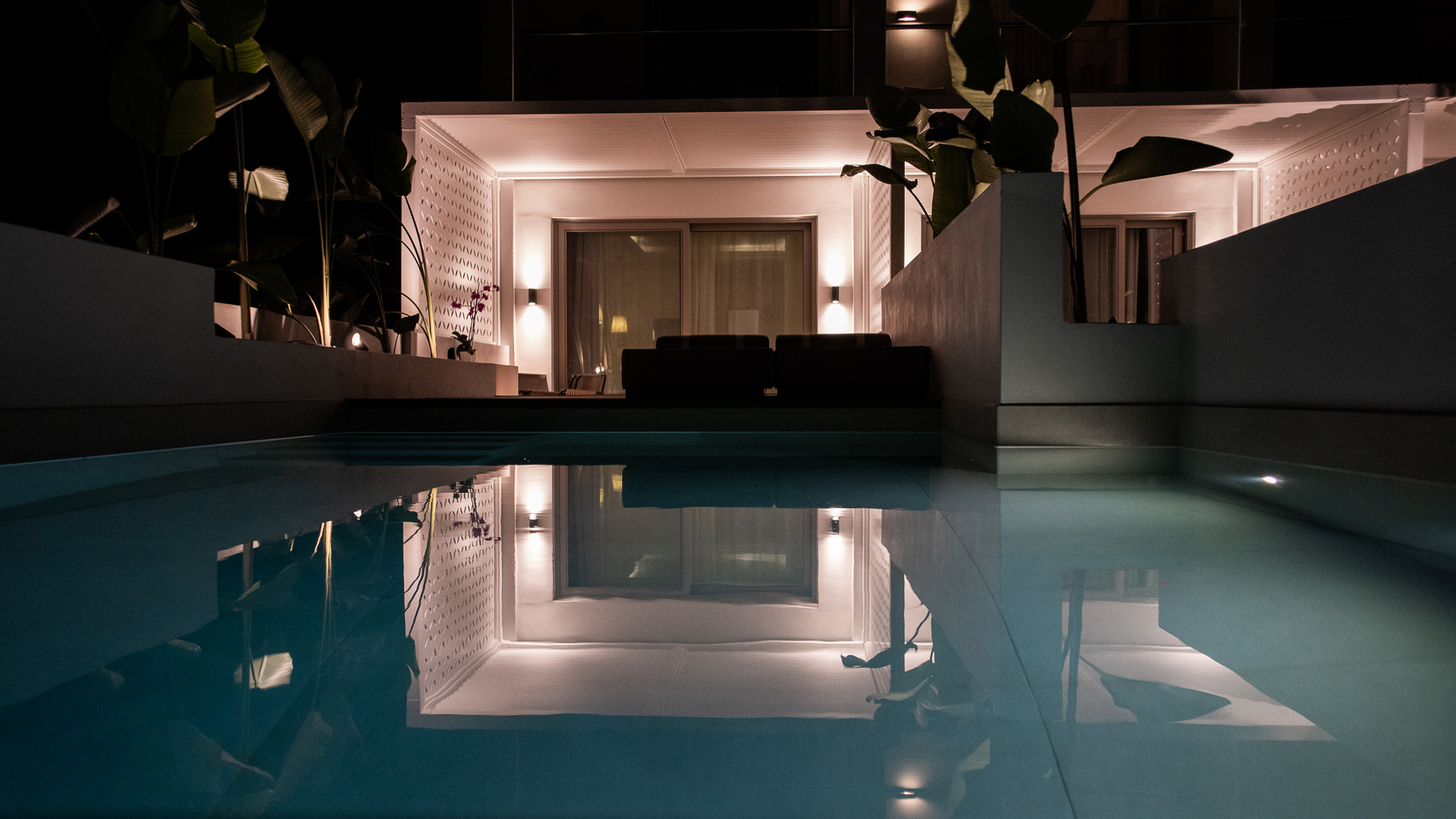 Zwembad omringd door palmbomen — Iperion Beach Hotel