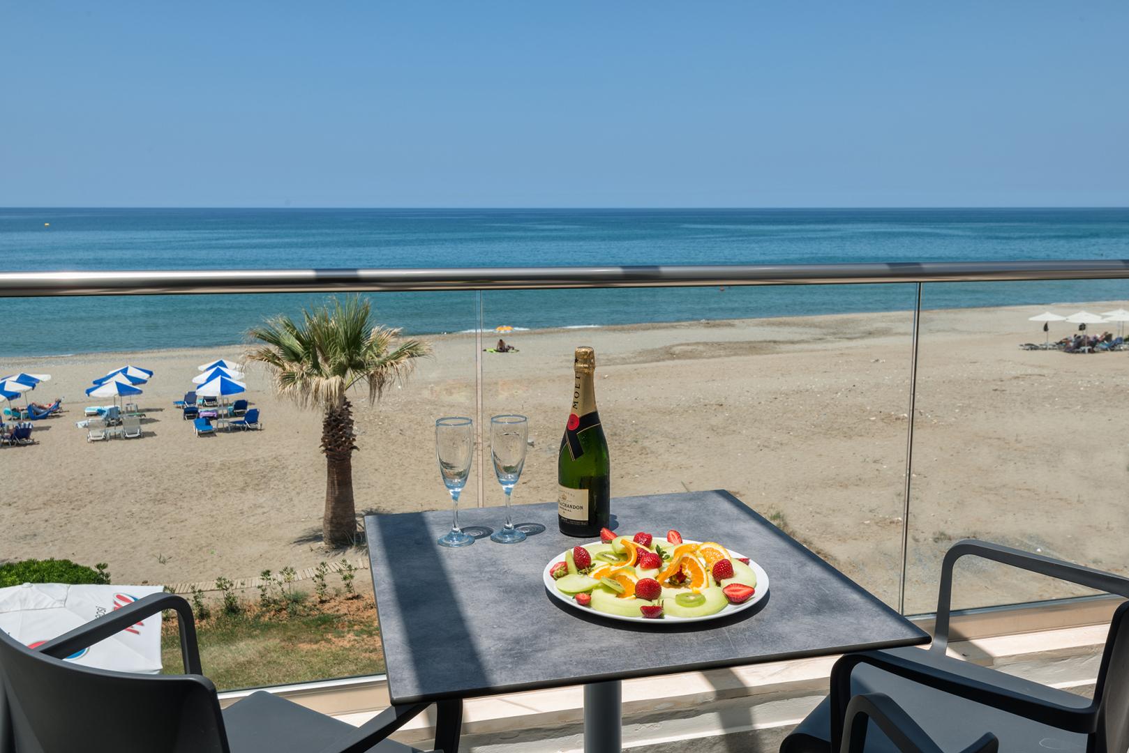 Privéstrand met parasols — Iperion Beach Hotel