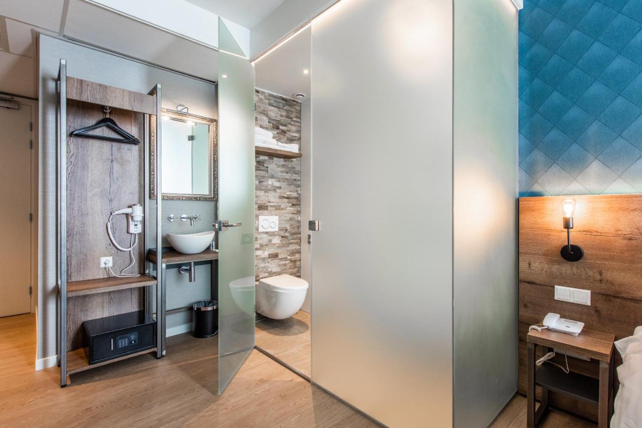 een badkamer met een toilet en een wastafel bij Melrose Hotel in Amsterdam +44 foto's