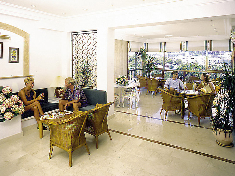 Hotel y Apartamentos Casablanca image 2