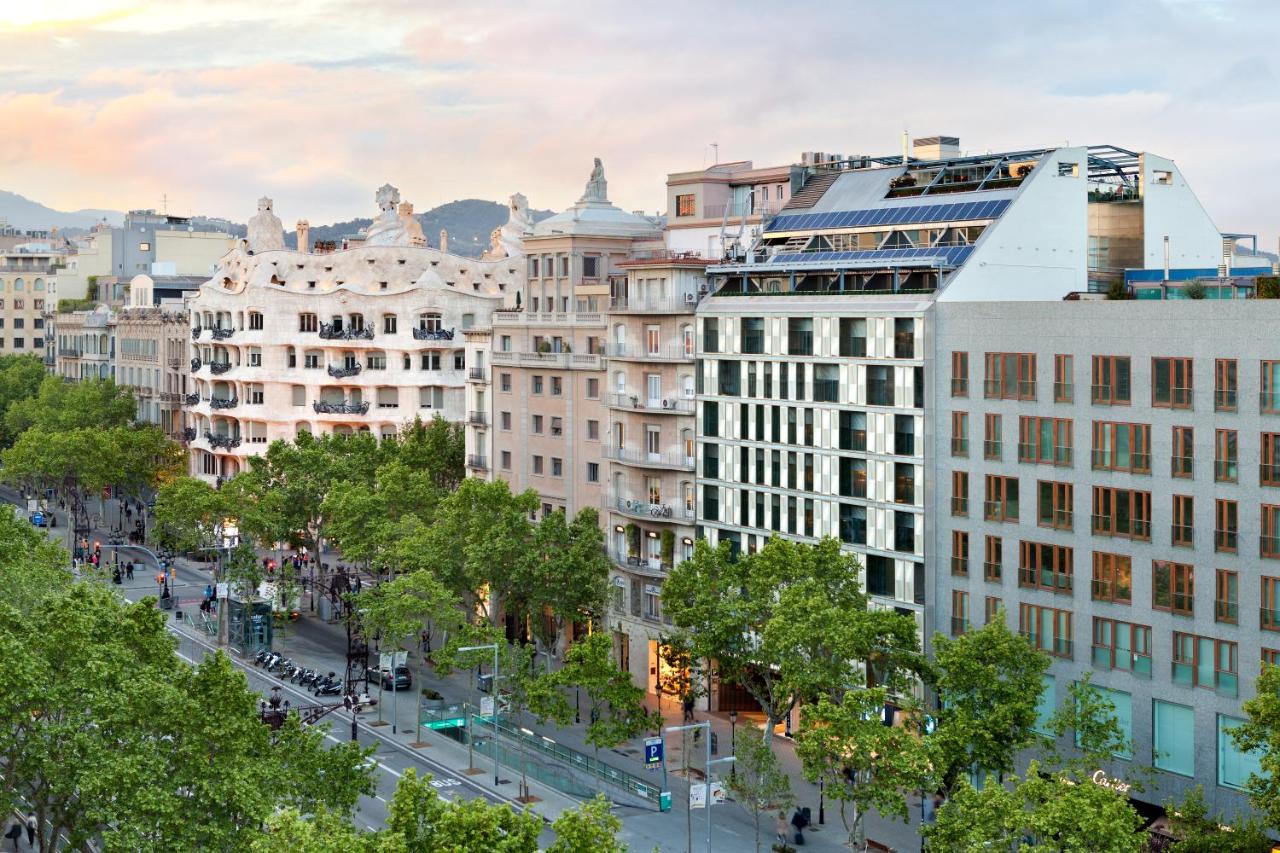 een uitzicht op een stadsstraat met gebouwen bij Hotel Royal Passeig de Gracia in Barcelona
