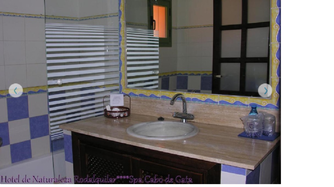 Badkamer met ligbad — Hotel de Naturaleza Rodalquilar
