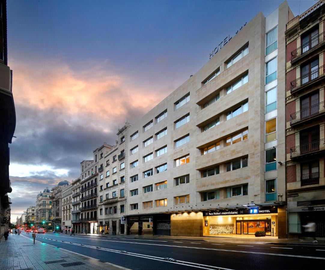 een groot gebouw in een stadsstraat 's nachts bij HCC Montblanc in Barcelona