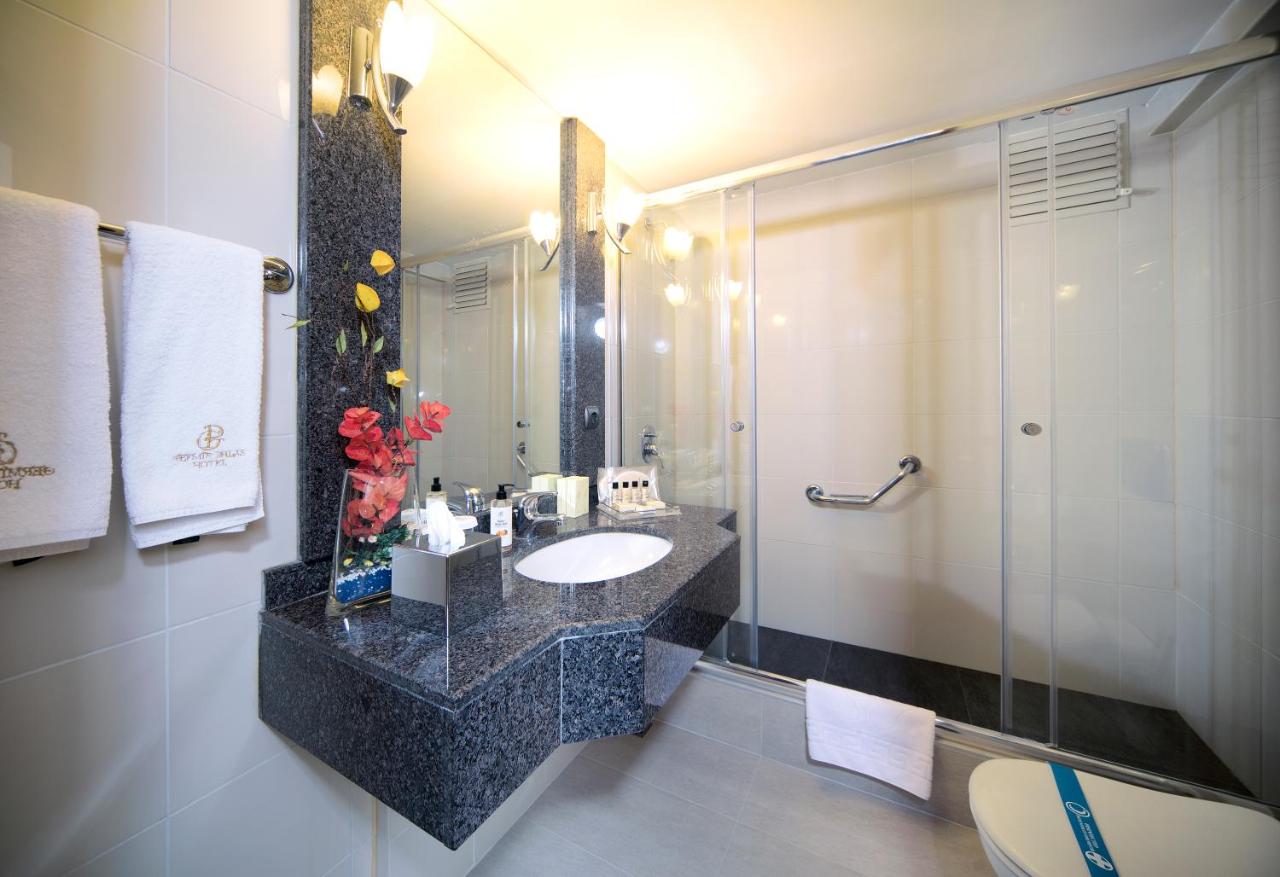 een badkamer met een wastafel en een douche bij Germir Palas Hotel - Special Class in Istanbul