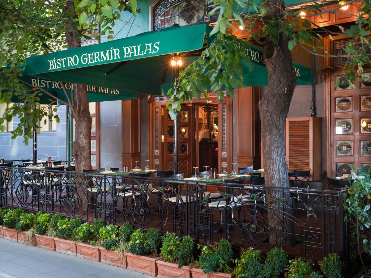 een restaurant met tafels en fietsen ervoor geparkeerd bij Germir Palas Hotel - Special Class in Istanbul