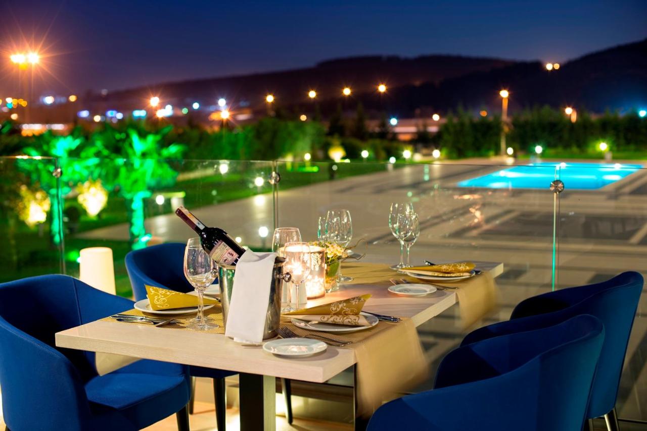 een tafel met een fles wijn en wijnglazen bij Miracle Istanbul Asia Airport Hotel & Spa in Istanbul