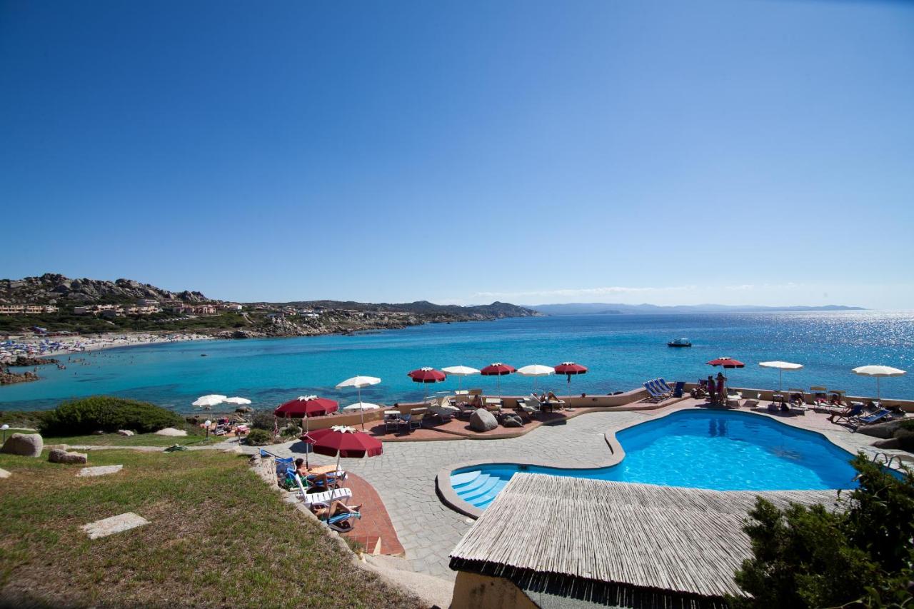een resort met een zwembad en een strand met parasols bij Club Esse Shardana in Santa Teresa Gallura
