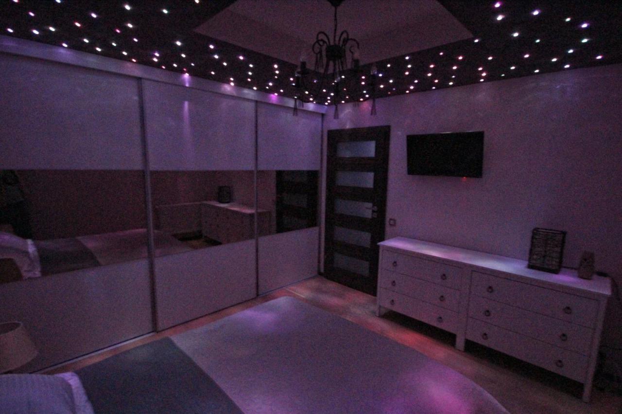 een kamer met een slaapkamer met lampen aan het plafond bij MAJESTIC Residence in Braşov