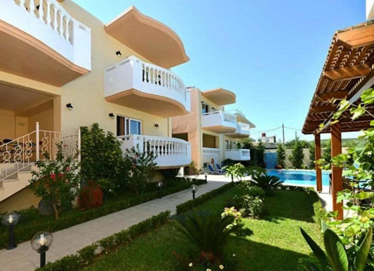 een uitzicht op een villa met een zwembad bij Golden Rose Suites in Kolymvari