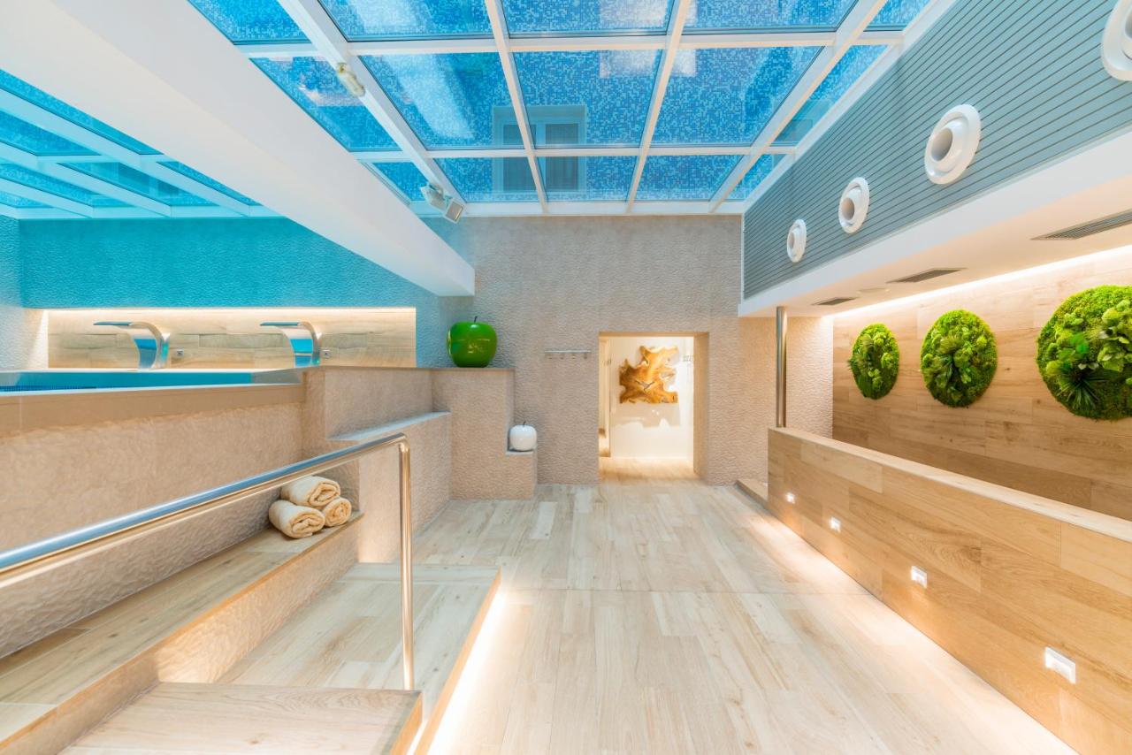een kamer met een blauw plafond en houten vloeren bij Sallés Hotel Pere IV in Barcelona