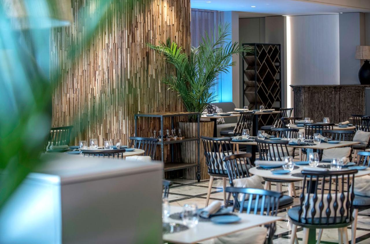 een restaurant met tafels en stoelen in een ruimte bij Sallés Hotel Pere IV in Barcelona