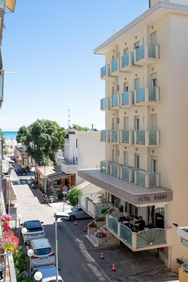 een uitzicht op een hotel vanaf de straat bij Hotel Radar in Rimini