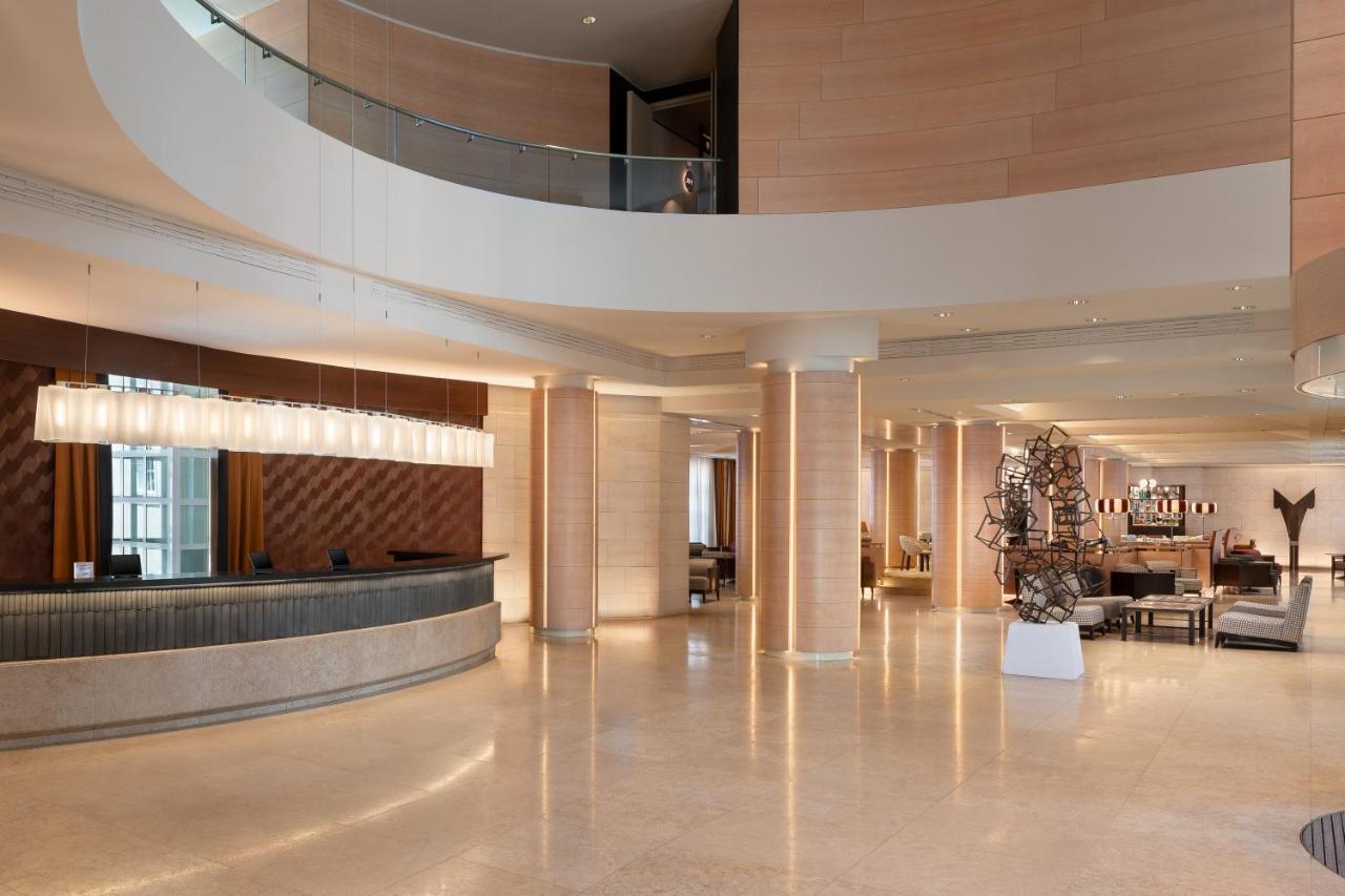 een hotellobby met een trappenhuis en een gebouw bij Sheraton Rome Parco de Medici in Rome